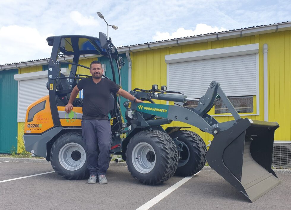 Aslan Bestratingen owner with construction machinery